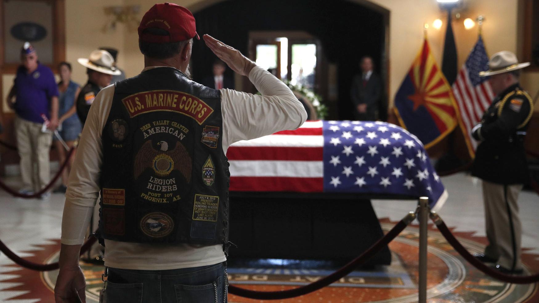 Live: Public pays respects to Sen. John McCain at Arizona Capitol